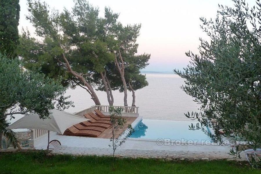 Maison / Villa sur l'île de Ciovo, première rangée à la mer, en vente