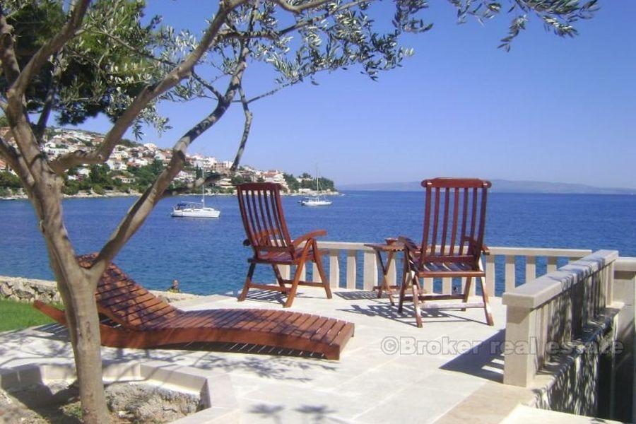 Maison / Villa sur l'île de Ciovo, première rangée à la mer, en vente