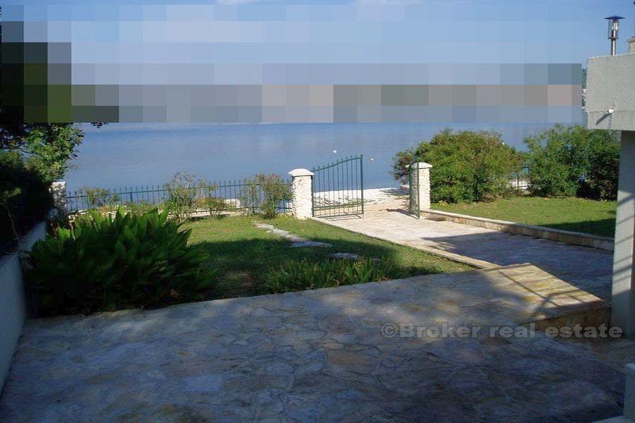 Kuća / vila, prvi red do mora