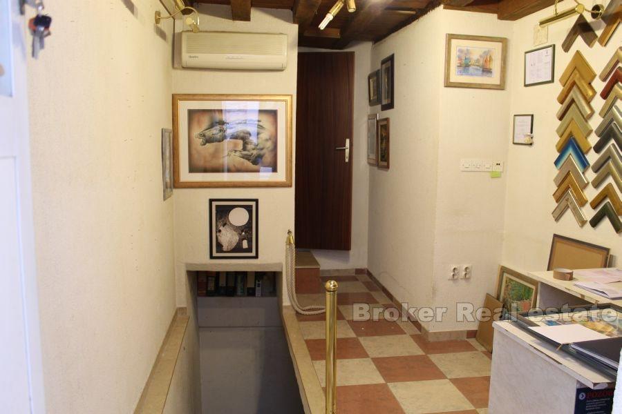 A due livelli spazio per uffici, vicino al centro città, in affitto
