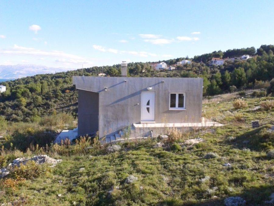 La maison sur l'île de Brac, sur un terrain de 400m2 avec vue sur la mer
