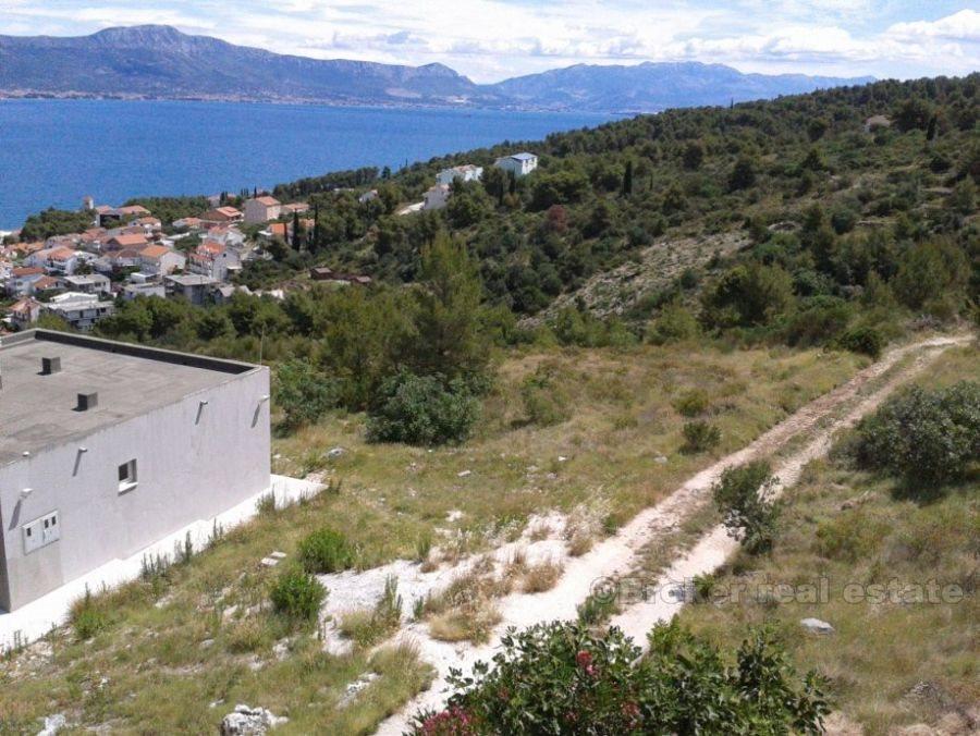 La maison sur l'île de Brac, sur un terrain de 400m2 avec vue sur la mer