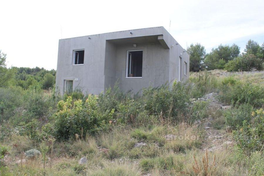La maison sur l'île de Brac, sur un terrain de 400m2 avec vue sur la mer