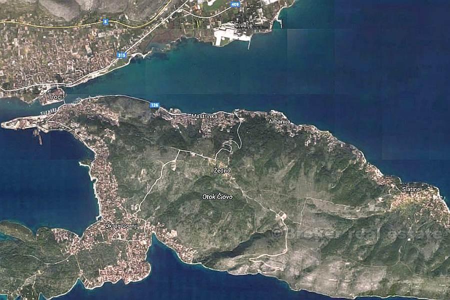 Terrain constructible de 28 000 m², à vendre