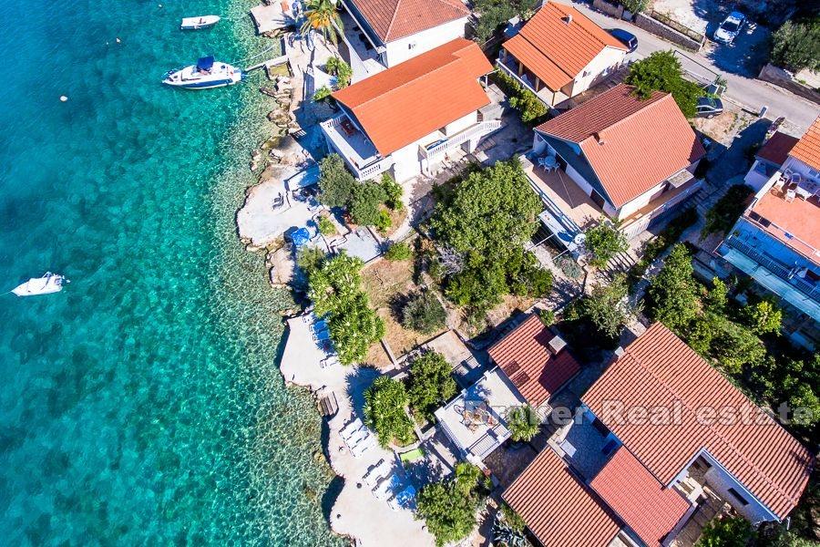 Maison dans un excellent emplacement avec permis pour une villa