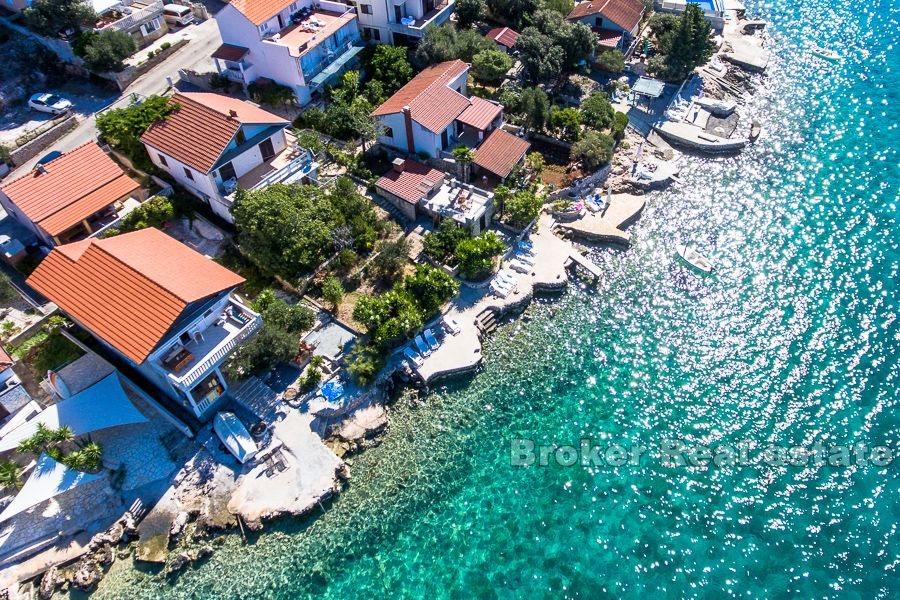 Maison dans un excellent emplacement avec permis pour une villa