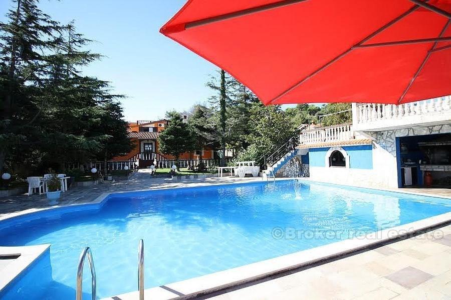 Villa avec piscine, sur terrain de 1100 m2, à vendre