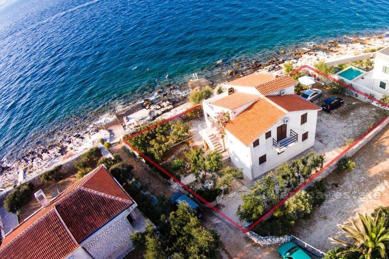 Maison / Villa première rangée de la mer, avec accès direct à la plage