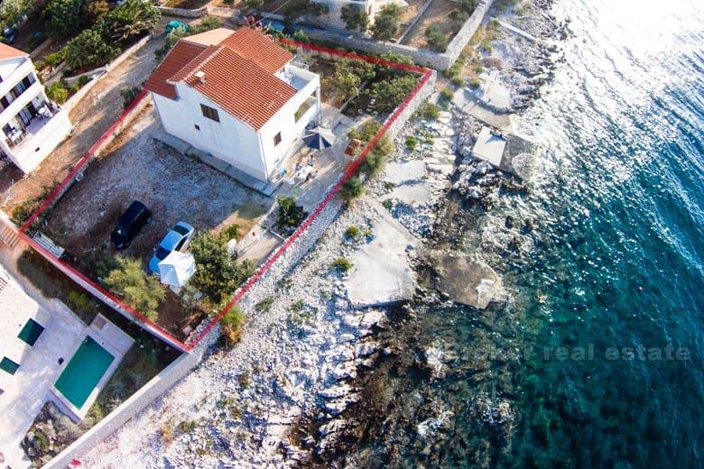 Maison / Villa première rangée de la mer, avec accès direct à la plage