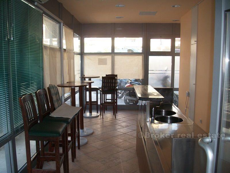 Semi-meublé bureaux, 27 m2, avec une terrasse de 28 m2, à vendre.
