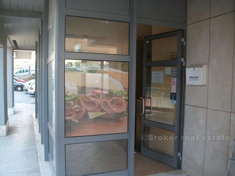 Semi-meublé bureaux, 27 m2, avec une terrasse de 28 m2, à vendre.