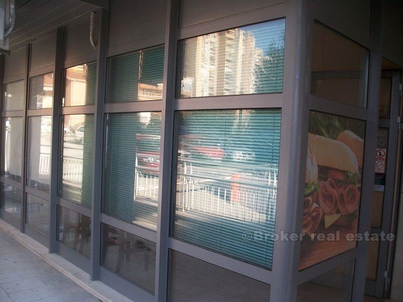 Semi-meublé bureaux, 27 m2, avec une terrasse de 28 m2, à vendre.