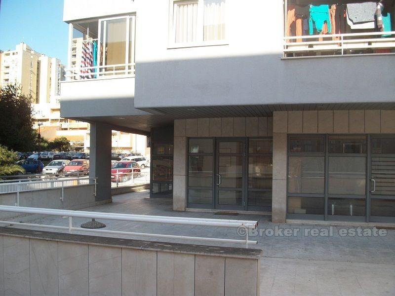 Semi-meublé bureaux, 27 m2, avec une terrasse de 28 m2, à vendre.