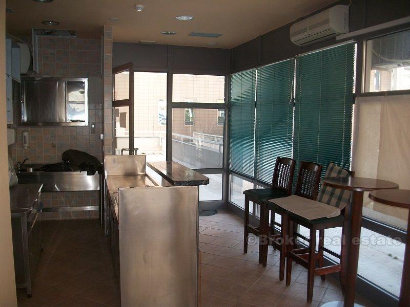 Semi-meublé bureaux, 27 m2, avec une terrasse de 28 m2, à vendre.