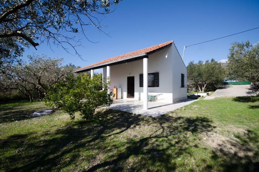 Huset / villa, stor tomt, stad Kastela