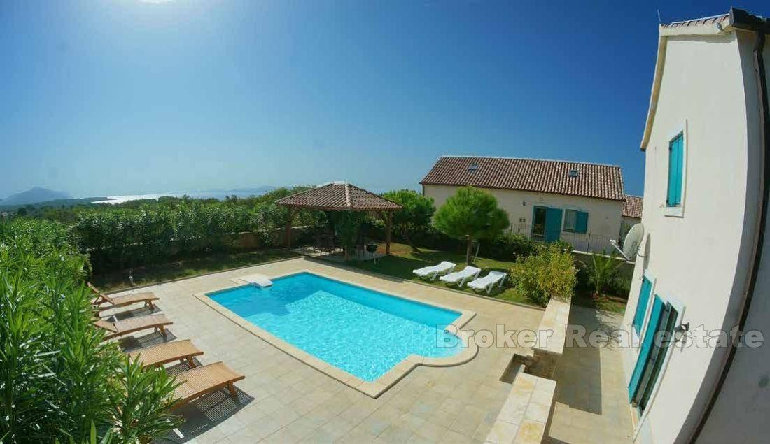 Casa / Villa con piscina e vista mare