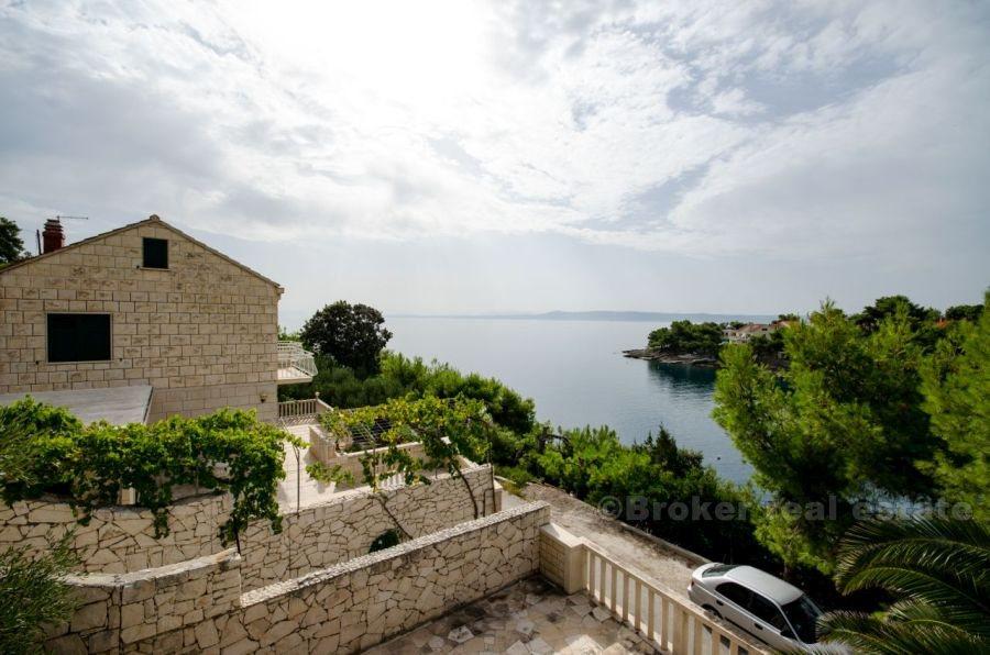Maison individuelle dans une baie paisible, première rangée de la mer, à vendre