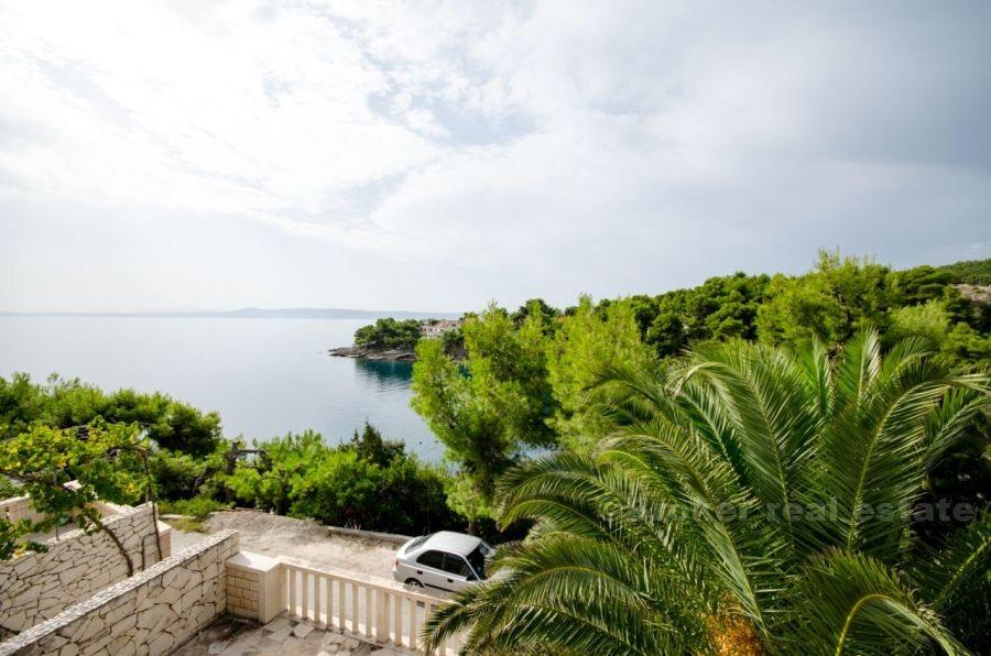 Maison individuelle dans une baie paisible, première rangée de la mer, à vendre