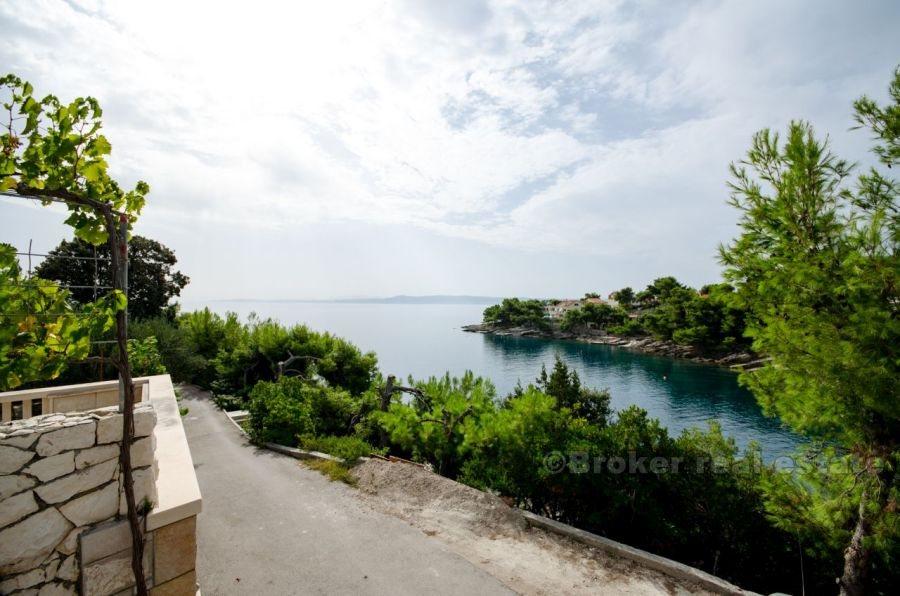 Maison individuelle dans une baie paisible, première rangée de la mer, à vendre