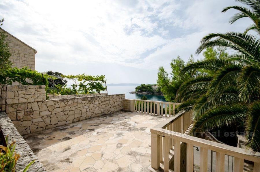 Maison individuelle dans une baie paisible, première rangée de la mer, à vendre