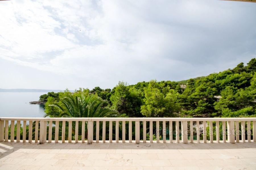 Maison individuelle dans une baie paisible, première rangée de la mer, à vendre