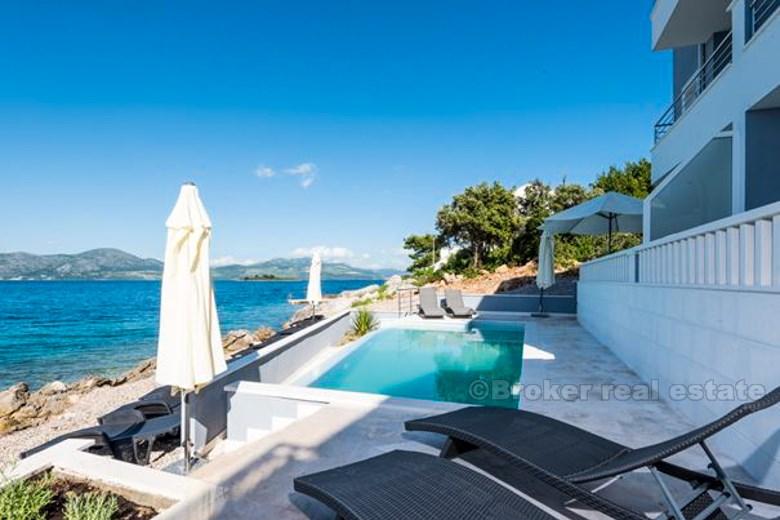 Maison / villa avec piscine, première rangée de la mer, à vendre