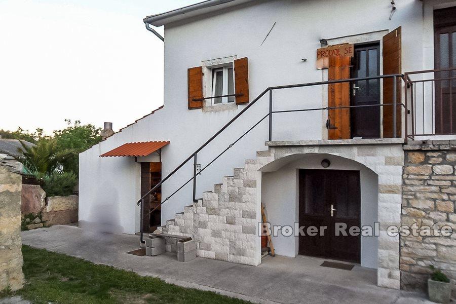 Casa semindipendente su tre piani e terreno