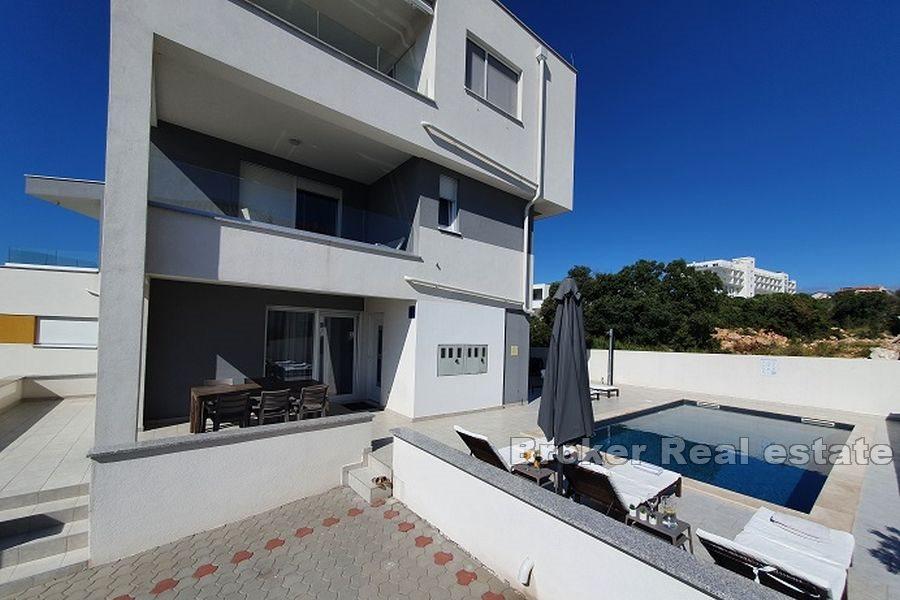 Apartment mit Pool- und Meerblick