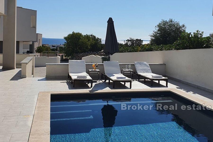 Apartment mit Pool- und Meerblick