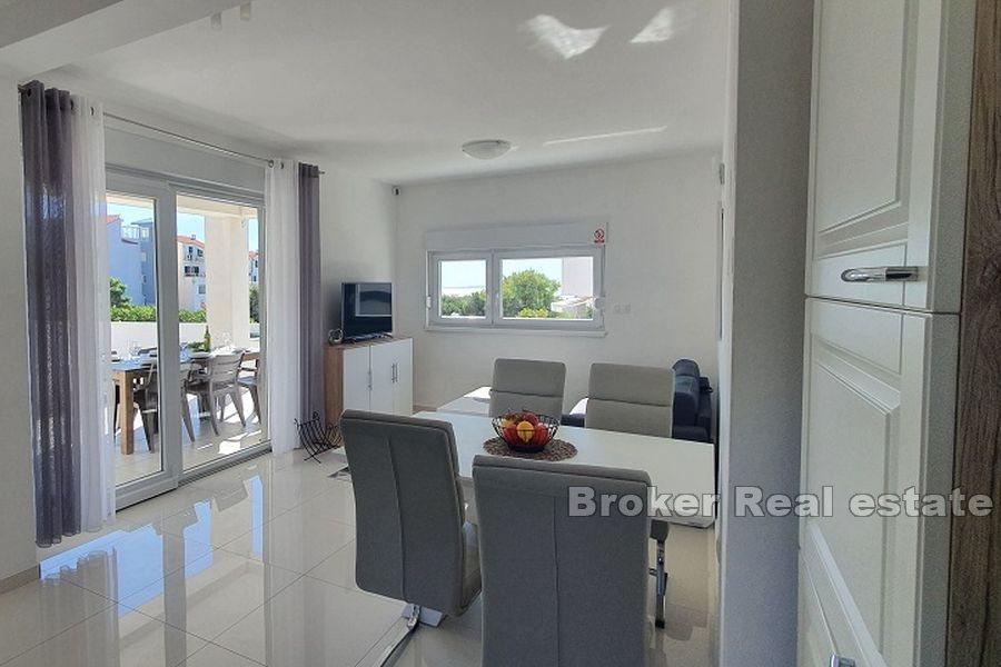 Apartment mit Pool- und Meerblick