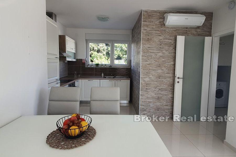 Apartment mit Pool- und Meerblick
