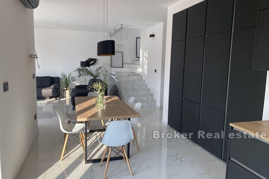 Moderne Villa mit Pool und Meerblick
