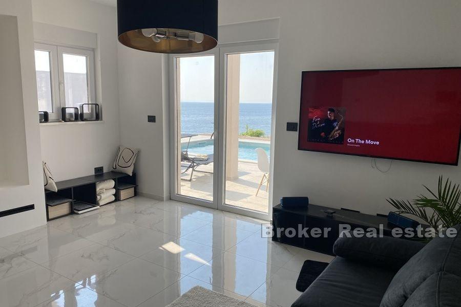 Moderne Villa mit Pool und Meerblick