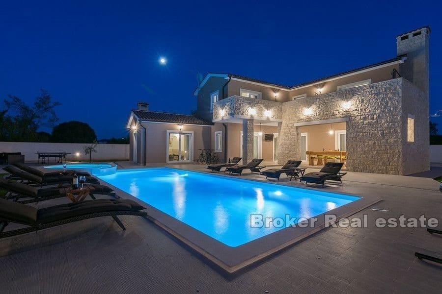 Vacker villa med pool