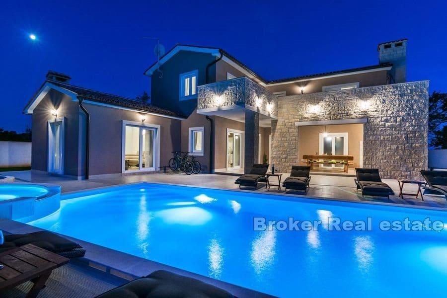 Vacker villa med pool