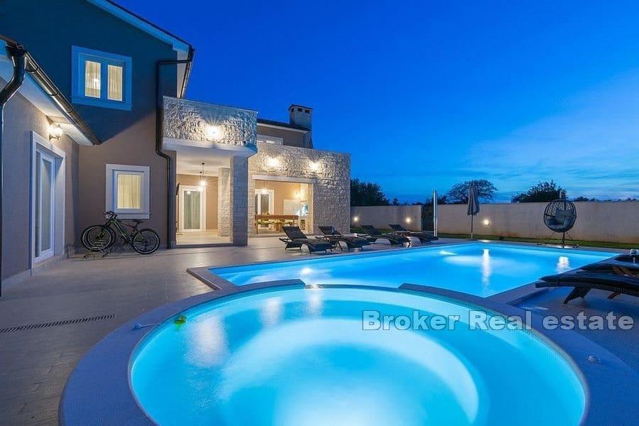 Vacker villa med pool