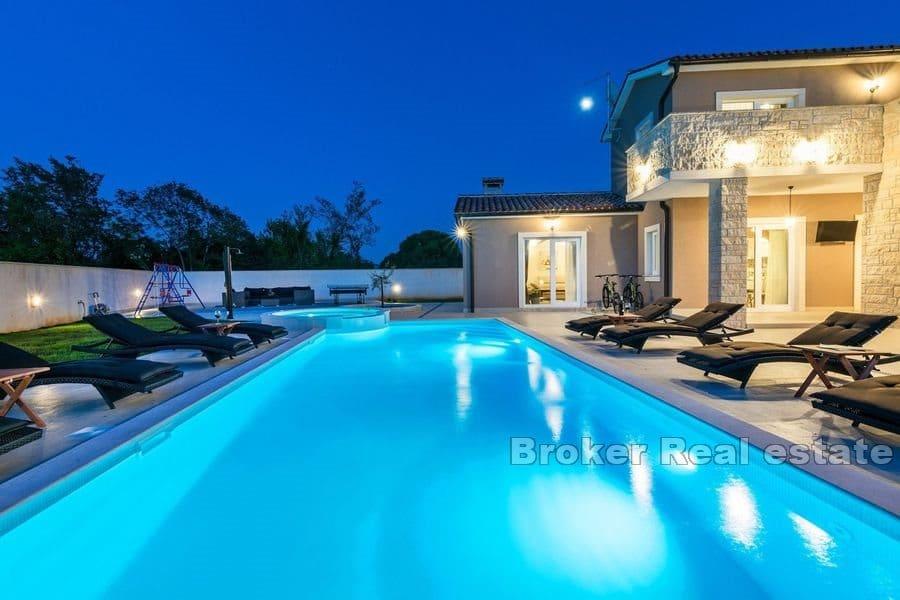 Vacker villa med pool