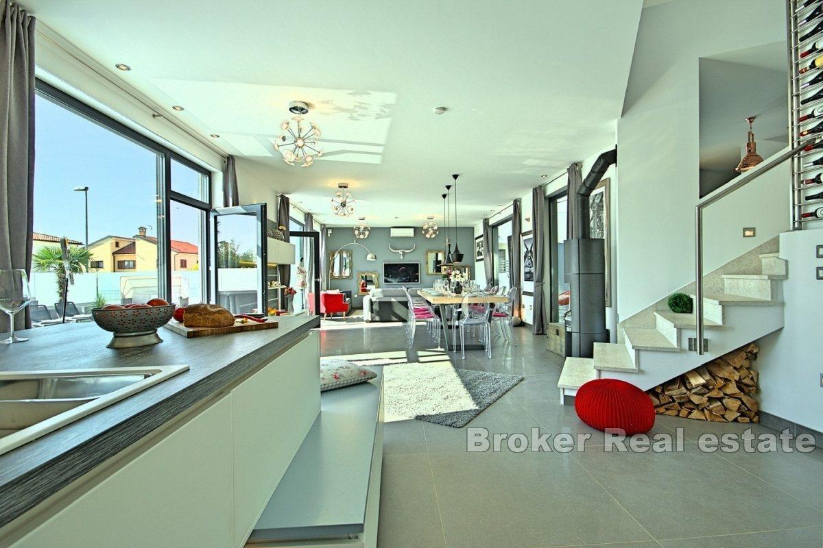 Villa moderne à deux étages à proximité de Poreč