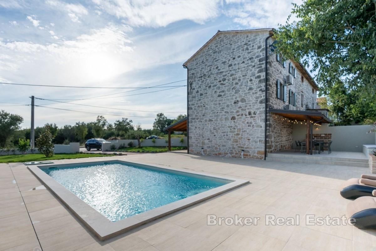 Renoverat stenhus med pool