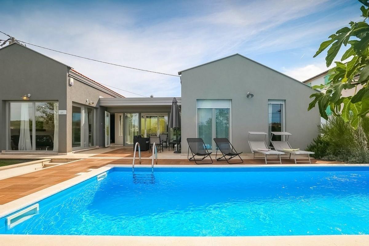 Einstöckiges Haus mit Pool