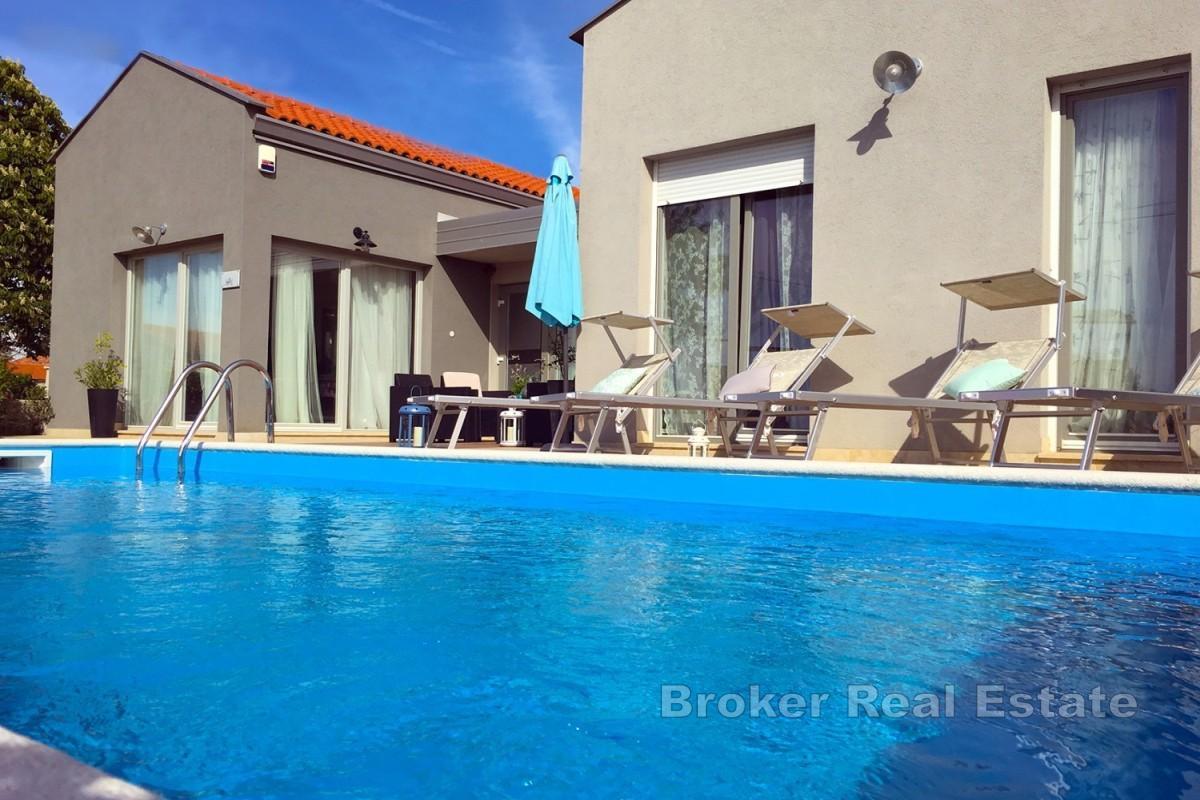 Einstöckiges Haus mit Pool