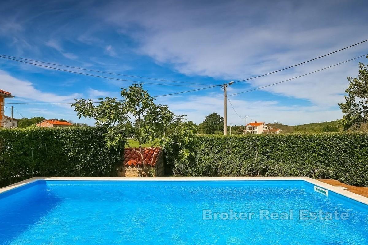 Einstöckiges Haus mit Pool