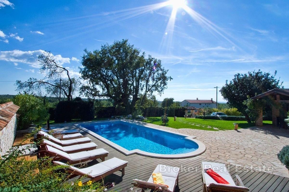 Steinvilla mit Pool in ruhiger Lage