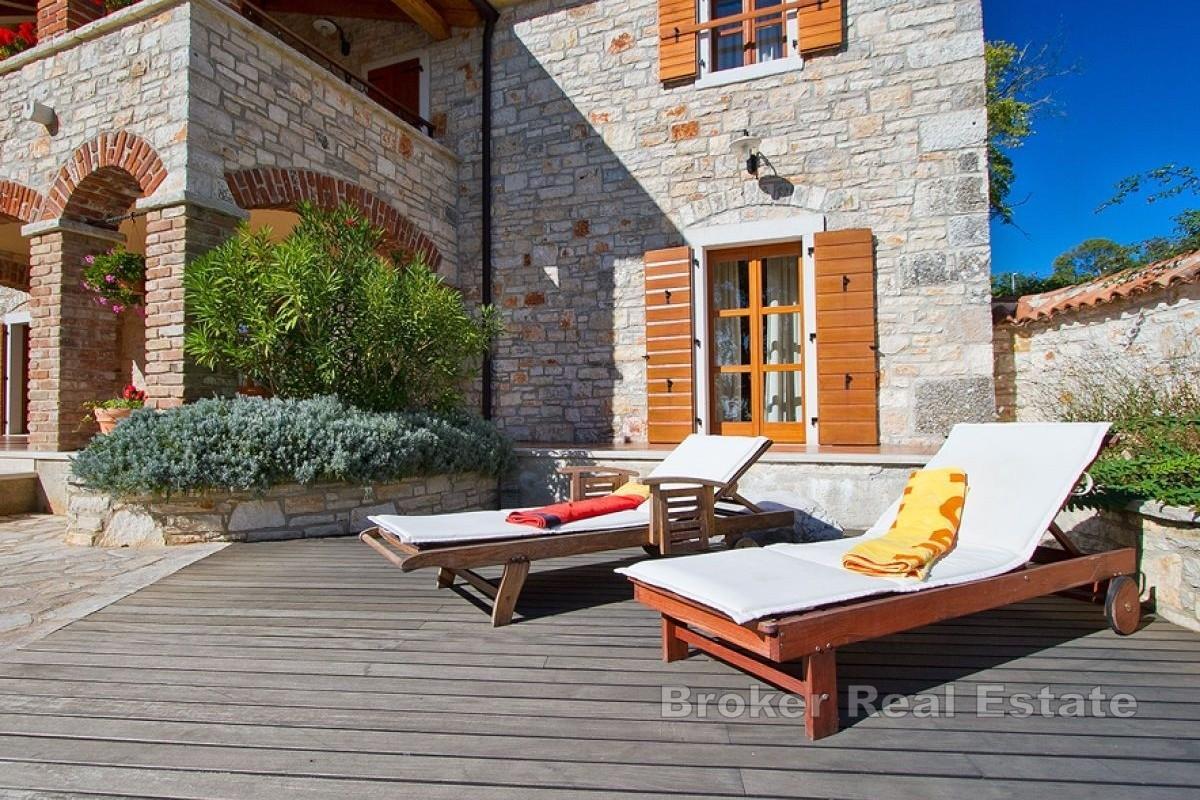 Steinvilla mit Pool in ruhiger Lage