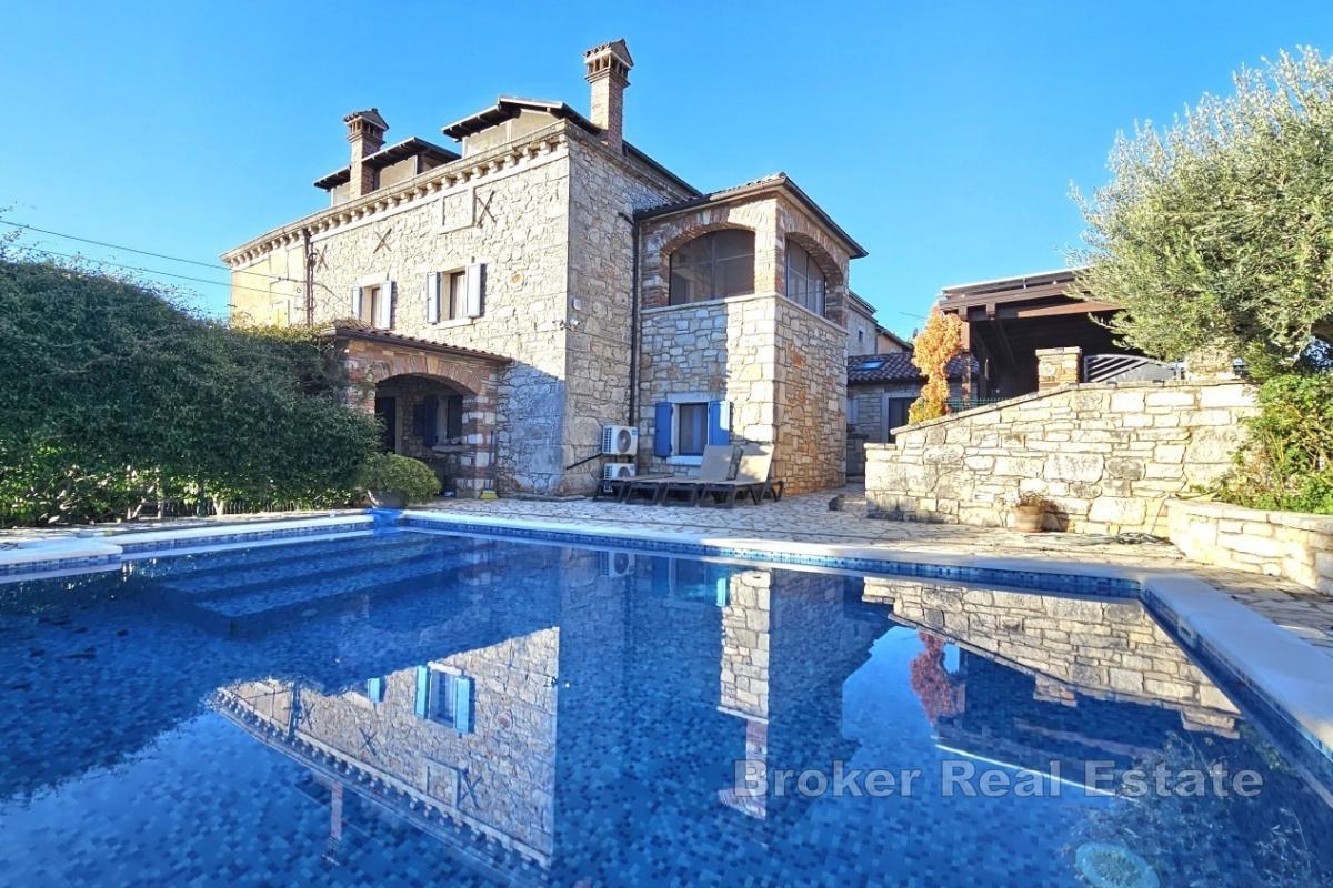 Casa in pietra con piscina e due unità abitative