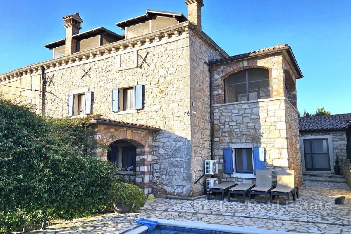 Casa in pietra con piscina e due unità abitative