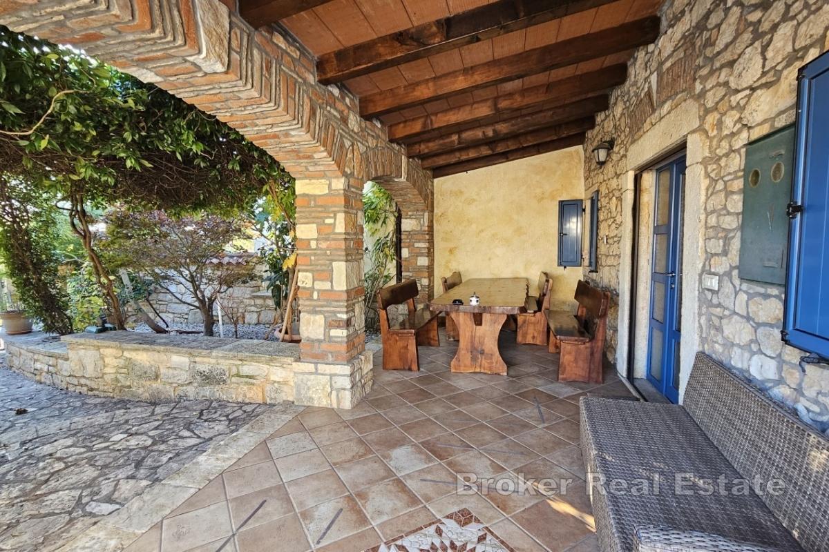 Casa in pietra con piscina e due unità abitative