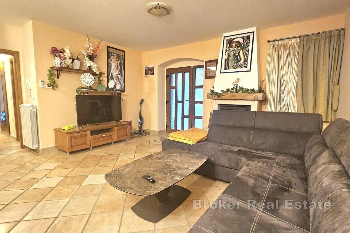Casa in pietra con piscina e due unità abitative