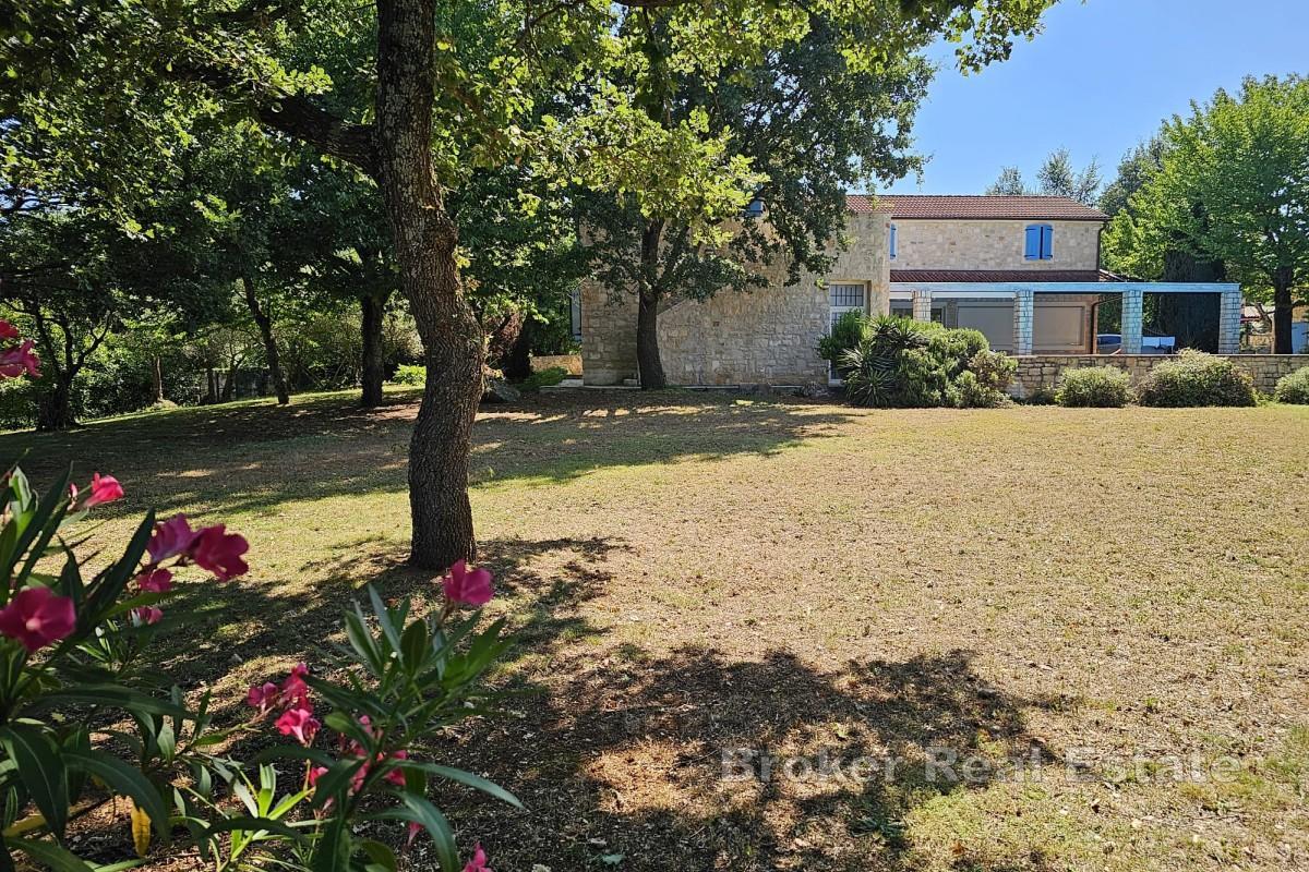 Villa con piscina e ampio giardino