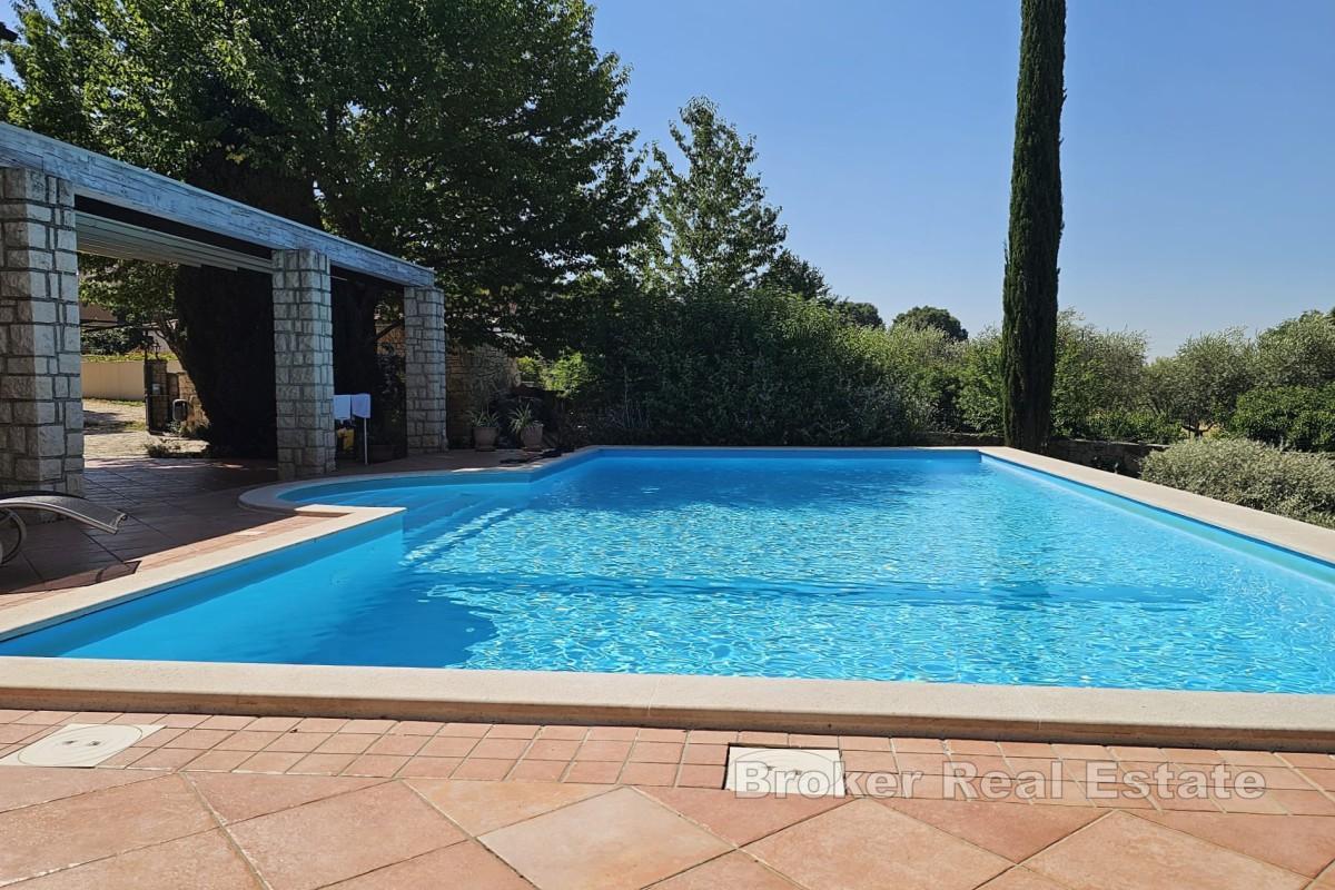 Villa con piscina e ampio giardino